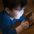 De wifi-generatie: ‘Help, onze kinderen zijn verslaafd aan Fortnite’